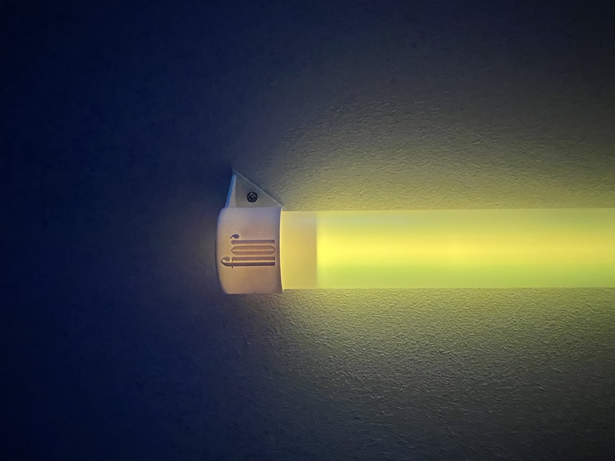 MYsmartzone Leuchtstab mit fior Logo an der Wand